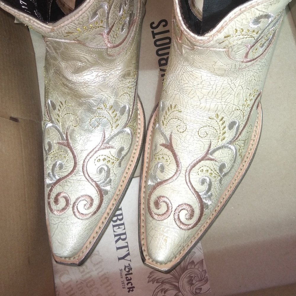 ♥️LAST PAIR♥️🌿LIBERTY BLACK BOOTIES🌿 - Picture 3 of 7
